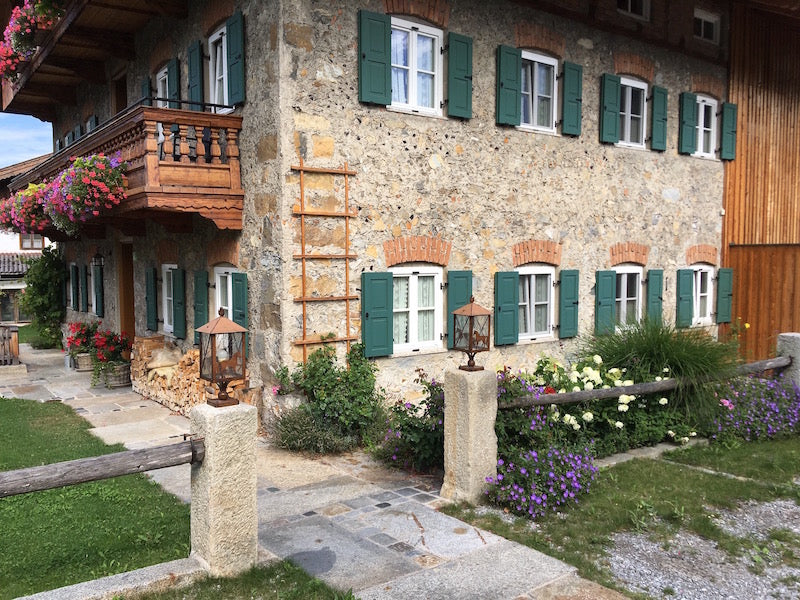 Steinpfosten für Holzzaun