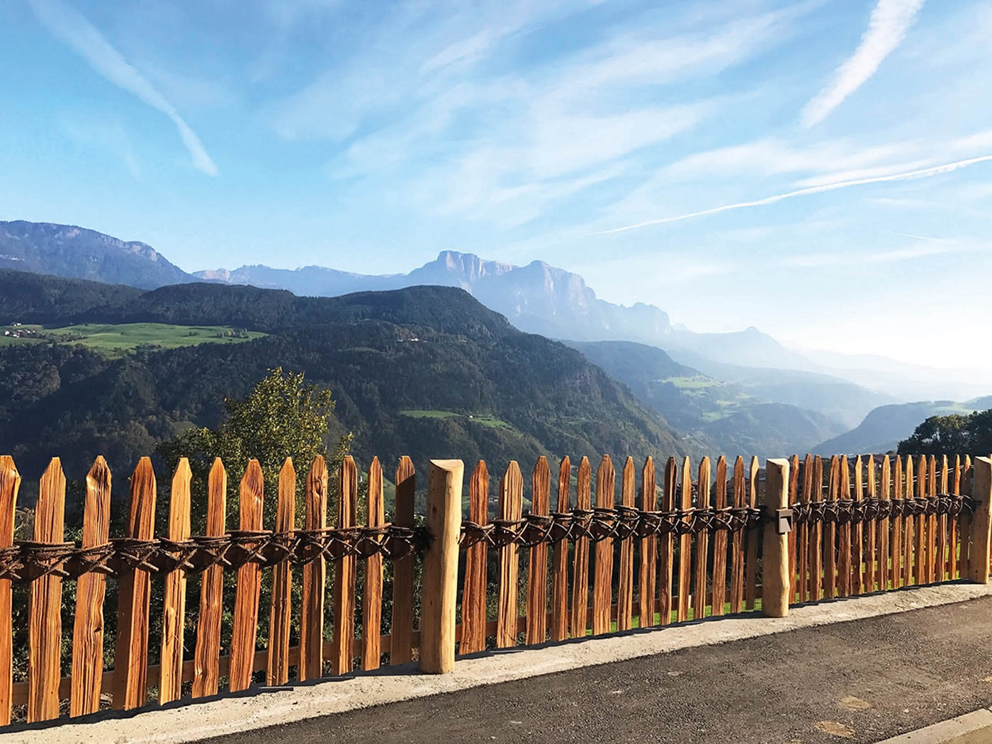 TRADITIONELLER HOLZZAUN